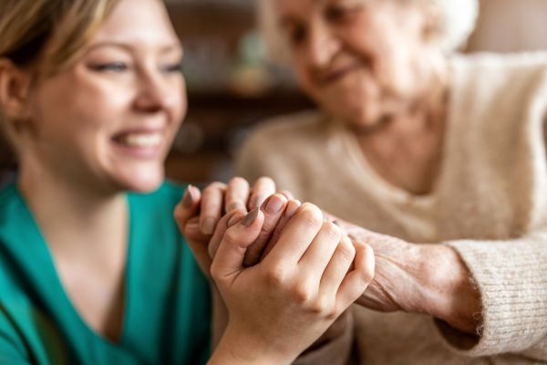 What Are the Early Signs of Dementia Families Should Watch For?